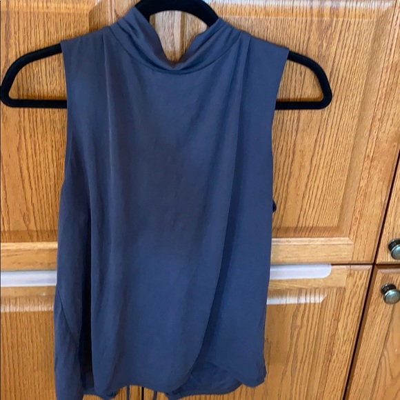 Guess mock neck sleeveless top with open back - Picture 2 of 3